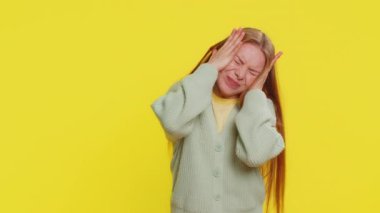 Kırk yaşındaki sinirli, beyaz bir kadın stres yüzünden çığlık atıyor. Korku, umutsuzluk, şaşkınlık şok, öfke, sinir krizi belirtileri gösteriyor. Sarı arkaplanda izole edilmiş kız