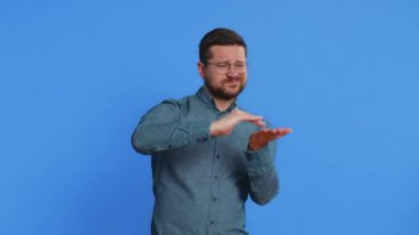 Tişörtlü, zengin, beyaz bir adam daha fazla bahşiş dağıtırken, büyük ikramiye kazanırken, alışveriş paralarını geri alırken vakit kaybediyor. Mavi arka plandaki adam