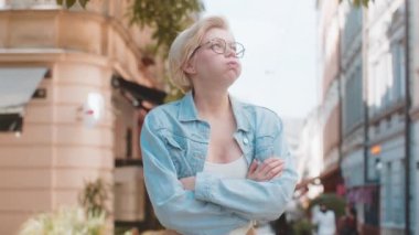 Mutsuz genç bir kadın hayat endişeleri üzerine düşünür, haksız bir durumdan muzdarip olur. Sorun, kötü hissetme, tükenmiş keder. Hüsrana uğramış yalnız yetişkin kız caddede kollarını kavuşturdu..