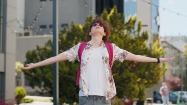 Sakin ol, sakin ol. Kafkasyalı genç adam meditasyon yapıyor, derin derin nefes alıyor, dua eden gözler kapalı, konsantre düşünceler, dışarıda huzurlu bir zihin. Şehir caddesinde mola veren bir adam..
