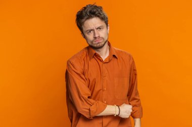 Üzgün sakallı beyaz adam umutsuzluk yalnızlık, sinir krizi, mağlubiyet piyango sonuçlarına şaşırma, kötü talih, şanssız haberler. Çekici adam turuncu arka planda izole edilmiş.