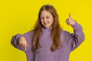 Reklamlara bak, abone ol. Çocukluk çağındaki kız çocuğu aşağıya doğru işaret ediyor, el kol hareketleri yapıyor, reklam ve promosyon bilgileri için yer gösteriyor. Sarı arka planda çocukların portresi