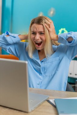 Üzücü iş kadını dizüstü bilgisayarda yazı yazarak çalışırken aniden piyango talihinin kötü haber kaybı bilgisayar virüsü ile sonuçlanmasına şaşırıyor. Ofis masasındaki kız..