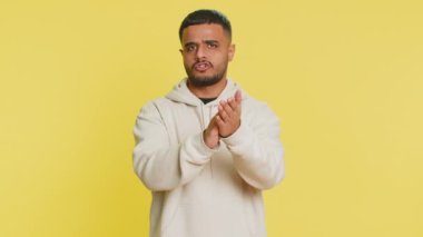 Evet, iyi fikir. Hintli adam önerinizi çok onaylıyor, kafa sallama, el çırpma, iyi kalite işten memnun olma, teklif gibi, geri bildirim. Sarı arka planda izole edilmiş Arap adam.