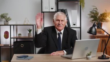 Hoş geldiniz. Mutlu kıdemli iş adamı, el sallayarak selam veriyor. Birine hoş geldin diyor. İnternet ağları, uzak mesafe sohbetleri. Takım elbiseli serbest çalışan ofis laptopuyla masada oturuyor.