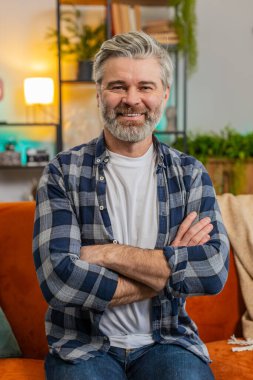 Kanepede oturan, kameraya bakıp evde gülümseyen Kafkasyalı son sınıf öğrencisi. Sakallı, olgun, çekici görünümlü, kaygısız emekliliğin tadını çıkaran, oturma odasında dinlenen bir adam. Dikey