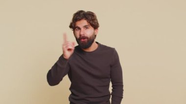 Lübnanlı adam parmağını sallar, hoşlanmaz ve 