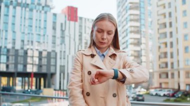 Olgun bir kadın ofisin dışında dikilip iş görüşmelerini bekliyor sabırsız bir kız kol saatine bakıyor, saati kontrol ediyor geç kalma kavramından rahatsız oluyor..
