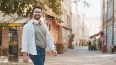 Heyecanlı, mutlu, gülümseyen gezgin adam başarıyı kutluyor, kazanıyor, gol başarısı iyi haber piyango talihi, açık havada zafer. Şehir Güneşi Sokağı 'nda yürüyen genç bir adam. Yaşam Tarzları