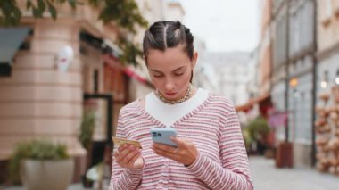Kafkasyalı bir kadın internet üzerinden alışveriş yapmaya çalışırken kredi kartını bloke etmiş. Sokaktaki sinirli genç turist kız bankayı satın alıyor. Reddetme sorunu başarısız ödeme dengesi eksikliği