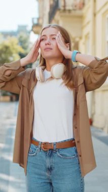 Gerilim migren stresinden muzdarip, baş ağrısı problemini tedavi etmek için tapınak ovalayan yorgun, beyaz bir kadın. Genç bayan turist acıyla boğuşuyor. Şehir caddesinde yüksek tansiyon duruyor..