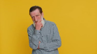 Evreka. İlham verici yaşlı adam, parmağını açık ağızla işaret ediyor, iyi bir fikri, planı var, motivasyon hareketi yapıyor, problem çözümü gösteriyor. Sarı arka planda yaşlı sakallı büyükbaba.