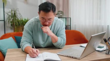 Asyalı serbest yazar evdeki deftere not alıyor, dizüstü bilgisayar kullanıyor, bilgi okuyor iş raporlarını hazırlıyor. Muhasebeci raporları analiz ediyor. Belgeler vergileri hesaplıyor, eğitim görüyor.