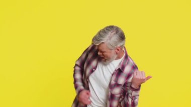 Olgun bir adam görünmez hayali gitarla çalar, enerjik bir şekilde rock-n-roll yapar, müziğin ritminden zevk alır. Sarı arka planda orta yaşlı bir adam dans ederken mutlu hissediyor.