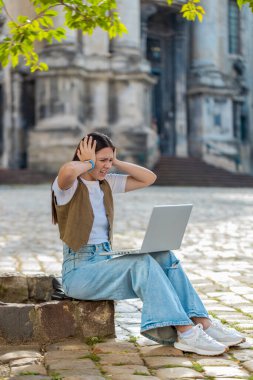 Bilgisayarda yazı yazan genç bir turist aniden piyango sonuçlarını, kötü haberi, servet kaybını ve başarısızlığı kaybediyor. Şehir merkezindeki açık havada oturan kızgın kız. Kasaba yaşam tarzları.