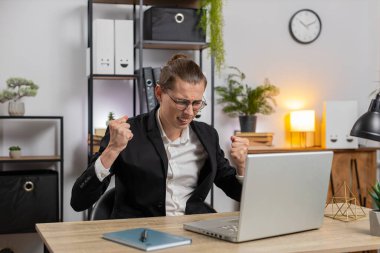 Dizüstü bilgisayarlı daktilo kullanan mutsuz stil sahibi genç işadamı piyangoda beklenmedik bir şekilde kaybediyor. Kötü haber kaybı oyunu bilgisayar virüsü ortaya çıkıyor. İş adamları.