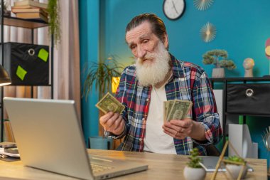 Kafkasyalı, yaşlı, serbest çalışan bir adam. Nakit parasız sayıyor. Finansal kriz. İflas. Yoksulluk ve yoksulluk. Evde oturup dizüstü bilgisayarla dedem üzüldü..