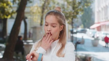 Dışarıda dikilmiş, sinirli sinirli bakışları bekleyen, geç kaldığı için üzülen, tatmin olmamış beyaz bir kadın arıyor. Şehir sokağındaki genç..