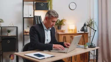 Takım elbiseli Kafkasyalı genç işadamı iş sırasında ev bilgisayarında aşırı yemek yerken hayal kırıklığına uğradı. Sinirli stil sahibi, serbest çalışan, karnına dokunan, rahatsız ve keskin bir ağrı hisseden biri..