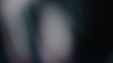 Çok renkli ışık siyah arkaplanda 4K görüntü sızdırıyor. Stüdyoda gaz sızıntısı var. Doğal aydınlatma ışınları bokeh etkisi. Çekimlerinizi birleştirmek, videoyu biçimlendirmek, geçişlerinizi