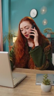 Beyaz bir kadın müşterisiyle ya da iş arkadaşıyla telefon görüşmesi yapıyor. Mobil hoparlörlerden, dedikodulardan, iş yerindeki iyi haberlerden bahseden serbest çalışan bir kız. Dikey