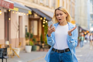 Akıllı telefon tarayıcısı kullanan üzgün, beyaz bir kadın aniden piyangoyu kaybediyor. Kötü haber kaybı uygulaması dışarıda virüs hırsızlığı yapıyor. Şehir caddesinde duran turist kadın