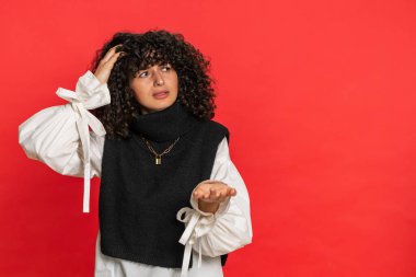 Üzgün, genç, beyaz bir kadın umutsuzluk, yalnızlık, sinir bozukluğu çekiyor. Piyango sonuçlarına şaşırıyor, talihsiz talihsiz haberler kaybediyor. Kırmızı arka planda izole edilmiş çekici kız.