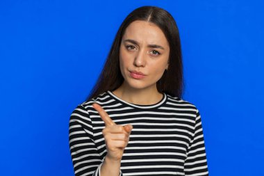 Tartışma. Rahatsız ve hoşnutsuzlukla el kol hareketi yapan, başarısızlıktan dolayı azarlayan, bunun neden olduğunu soran genç bir kadın. Esmer, güzel, yetişkin bir kız. Mavi stüdyo geçmişinde izole edilmiş.