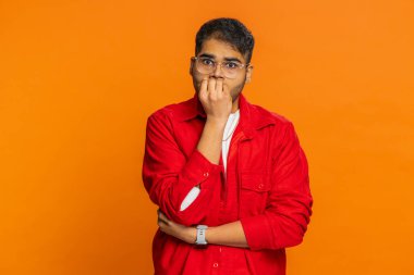 Stresli Hintli adam tehlike sorunlarından korkuyor, fobisi var, anksiyete bozukluğu var, korkuyu ifade ediyor, hayır diyor, kendine güvensizlik, stres, panik. Turuncu stüdyodaki korkmuş adam.