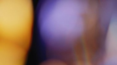 Işık, soyut 4K görüntülerini sızdırır. Çok renkli yanıp sönen çember mercek parlayan işaret fişeği bokeh örtüleri, bulanık renk arkaplanı canlandırması. Görüntü üzerine birleştirme, görüntü biçimlendirme, geçişler