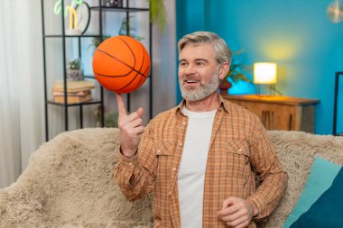Beyaz, olgun bir adam evinde rahat bir koltukta oturuyor, elinde bir basketbol topu tutuyor ve fırlatıyor. Orta yaşlı adam topu parmağında döndürüyor, hafif hissediyor, neşeli anın tadını çıkarıyor. Oyun rahatlama mutluluğunun neşesi
