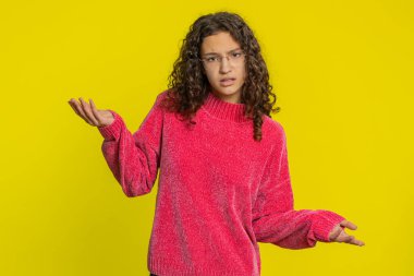 - Ne? - Neden? Kızgın genç kız öfkeli bir ifadeyle el kaldırıyor, başarısızlık nedenini soruyor, sorunlardan kuşkulandığını gösteriyor. Sarı arka planda izole edilmiş genç çocuk