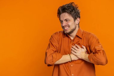 Stresli, hasta, hasta, beyaz bir adam kalp krizi geçirme riski, kalp krizi belirtileri, kötü hastalık belirtileri, kapalı alanda izole edilmiş sakallı bir adam.