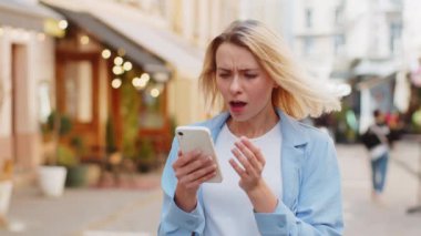 Akıllı telefon tarayıcısı kullanan üzgün, beyaz bir kadın aniden piyangoyu kaybediyor. Kötü haber kaybı uygulaması dışarıda virüs hırsızlığı yapıyor. Şehir caddesinde duran turist kadın
