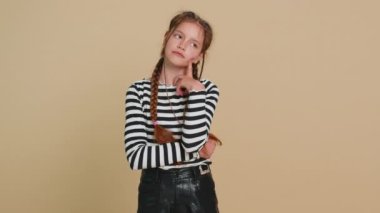 Harika bir fikir. İlham verici ergen kız çocuğu parmağını açık ağızla işaret ediyor, iyi plan yapıyor, başlangıç yapıyor, ilham verici bir Eureka jest problemi çözümü gösteriyor. Bej arka plandaki çocuklar