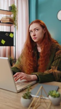 Evreka. Düşünceli, zeki, ilham verici, dizüstü bilgisayarda çalışan, el hareketleriyle hareket eden, yaratıcı bir plan hazırlayan, iyi bir fikir motivasyonuyla heyecanlanan, ofisteki sorular soran bir kadın. Dikey