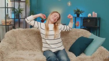 Stresli bir iş gününden sonra dinlenen beyaz kadın kanepede uzanmış gülümsüyor. Sessizliğin tadını çıkarıyorum. Rahatlıyorum. Kapalı mekanda rahatlıyorum.