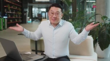 - Ne? - Neden? Kızgın Çinli işadamı öfkeli bir ifadeyle el kaldırıyor, başarısızlık nedenini soruyor, sorunlardan kuşkulandığını gösteriyor. Ofis lobisinde oturan gömlekli adam..