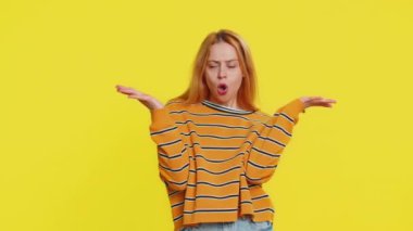 - Ne? - Neden? Öfkeli genç sarışın kadın kızgın bir ifadeyle el kaldırıyor, başarısızlık nedenini soruyor, sorunlardan kuşkulandığını gösteriyor. Sarı arkaplanda izole edilmiş kız