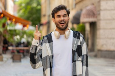 Evreka. Düşünceli, zeki, ilham verici Hintli adam parmağını kaldırdı yaratıcı bir plan yaptı. İyi bir fikir motivasyonuyla heyecanlandı. Şehir sokaklarında dikilen sorular. Yaşam Tarzları.