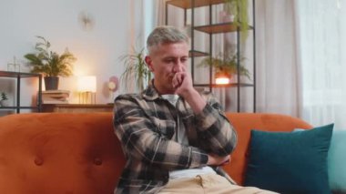 Düşünceli, genç bir erkek, evde oturmuş hayat endişelerini ya da karşılıksız aşkı düşünerek adaletsiz bir durumdan muzdarip. Sorun, ayrılık, depresif, sinirli, bitkin.