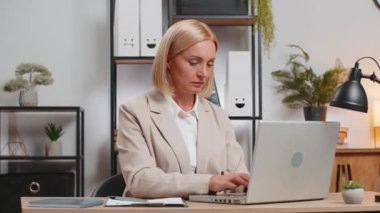 Bilgisayarda çalışan olgun bir iş kadını el sıkışıyor ve hayır diyor. Azarlarken dikkatli ol ve ev ofisinde tehlike hatasını tasvip etmeme işaretini önlemek için tavsiye veriyor. Kendine güvenen serbest çalışan kız..