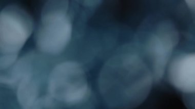 Işık sızıntısı 4K görüntüsü. Lens parlaklığı bokeh örtüleri, yanan alev arka planı. Görüntülerinizi birleştirmek, videoyu biçimlendirmek, dönüşümleri sağlamak için. Odaklanmış lamba flaş ışını etkisi. Işık titreşimleri ve ışıltı