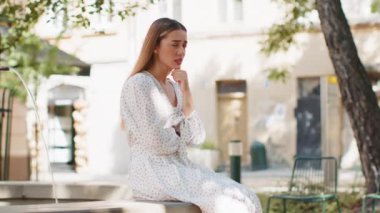 Mutsuz, Kafkasyalı genç bir kadın hayat boyu açık havada adaletsiz bir durumdan muzdarip olduğunu düşünüyor. Sıkıntıdan patlamak kötü bir duygu. Şehir caddesinde yalnız gezgin kız. Kasaba yaşam tarzları