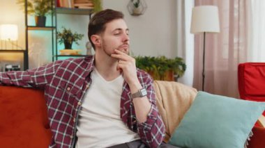 Düşünceli Kafkasyalı yetişkin bir adam evde oturmuş hayat endişelerini ya da karşılıksız aşkı düşünerek adaletsiz bir durumdan muzdarip. Sorun, ayrılık, depresif, sinirli, bitkin