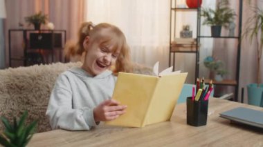 Evdeki bir kitapta dinozor resimlerini keşfeden genç bir kız heyecanla tepki veriyor ve kükreme taklidi yapıyor. Beyaz çocuk coşkuyla el sallıyor, oyunu sırasında neşe ve cazibesini dile getiriyor..