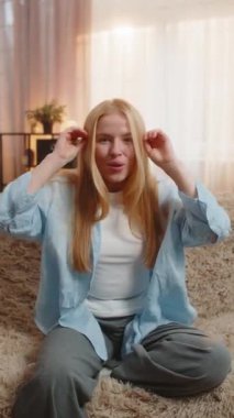 Şaşırmış bir kadın elleri başının yanında oturur ve aniden ortaya çıkan iyi bir fikir yüzünden şaşkınlık içinde haykırır. Kanepedeki kız zihinsel patlamayı ifade ediyor. Gün batımında büyük bir duygusal şaşkınlık yaşıyor. Mutlu haberler.