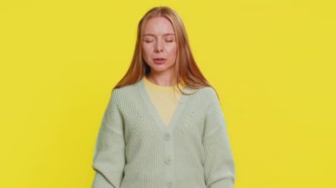 Sakin ol, rahatla, meditasyon yap. Orta yaşlı kadın derin nefes alıyor Mudra jesti, gözleri kapalı, iç dengesi yoğun düşüncelerle, huzurlu zihinle. Sarı arka planda izole edilmiş yetişkin bir kız.