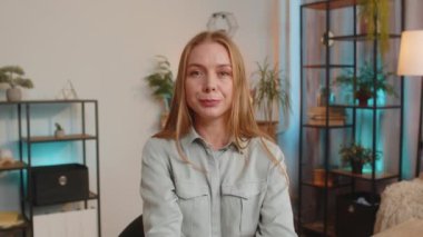 Olgun Kafkas iş kadınının nahoş, berbat bir fikre tepki vermesine, kötü kaliteden memnun olmamasına, parmağını sallamasına hayır, reddet fikri, evlenme teklifini sevme. Ofis masasında ciddi bir kız..