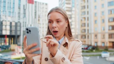 Happy şok oldu. Beyaz önlüklü, olgun iş kadını ağzı açıldı. Zaferi kutlayın, cep telefonuyla iyi haberler alın..